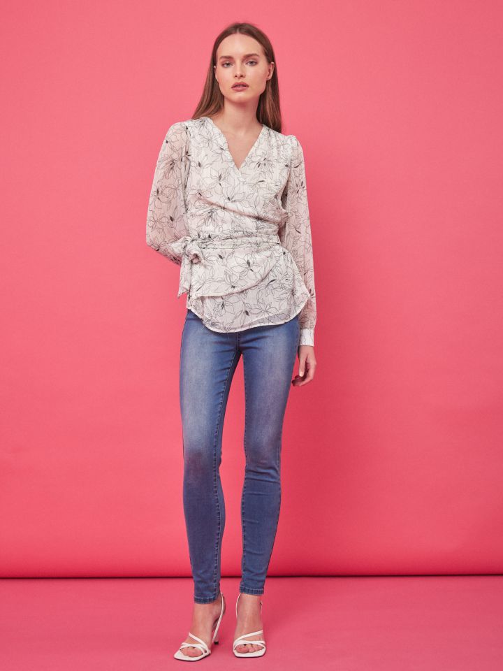 חולצה מעטה דפוס בצבע לבן