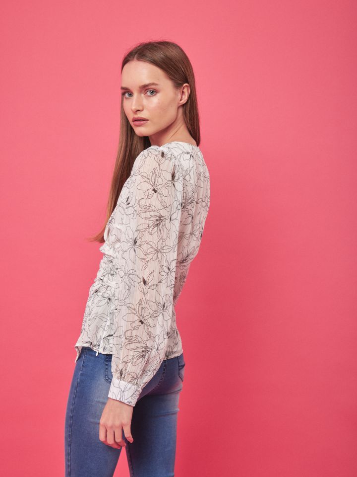 חולצה מעטה דפוס בצבע לבן