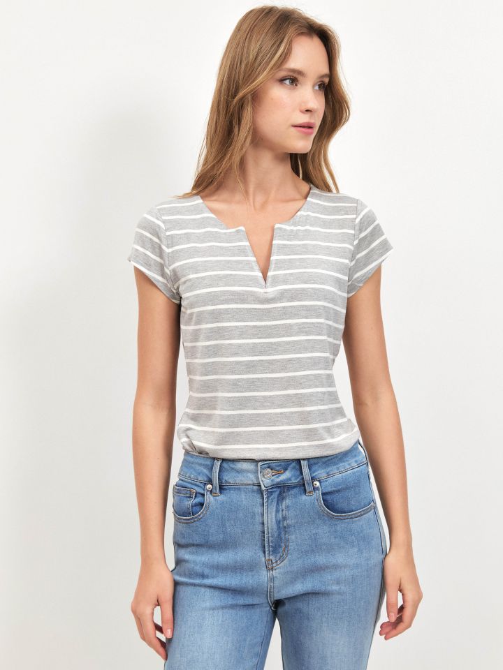 חולצה פסים פתח PROMO V בצבע אפור כסף