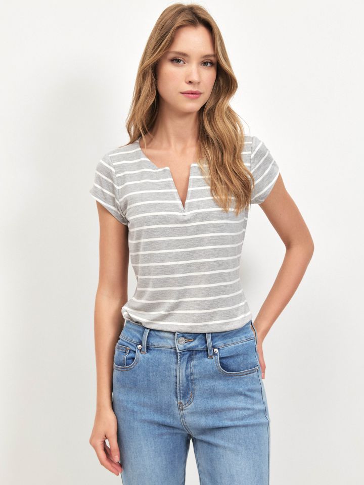 חולצה פסים פתח PROMO V בצבע אפור כסף