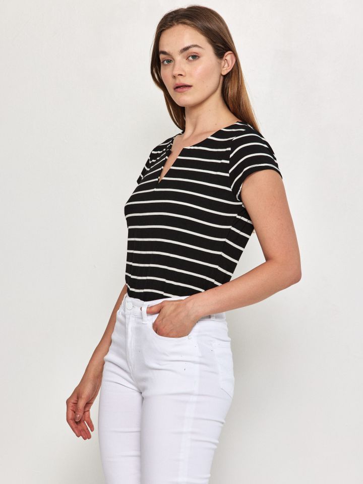 חולצה פסים פתח PROMO V בצבע שחור/לבן/פסים