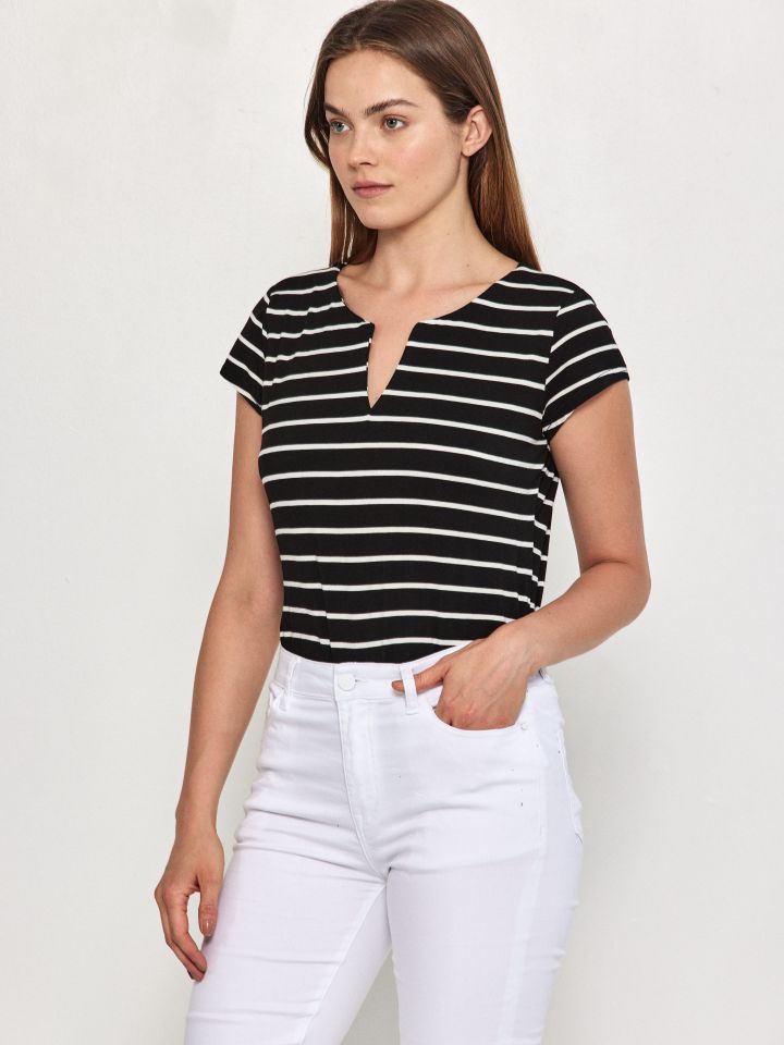 חולצה פסים פתח PROMO V בצבע שחור/לבן/פסים