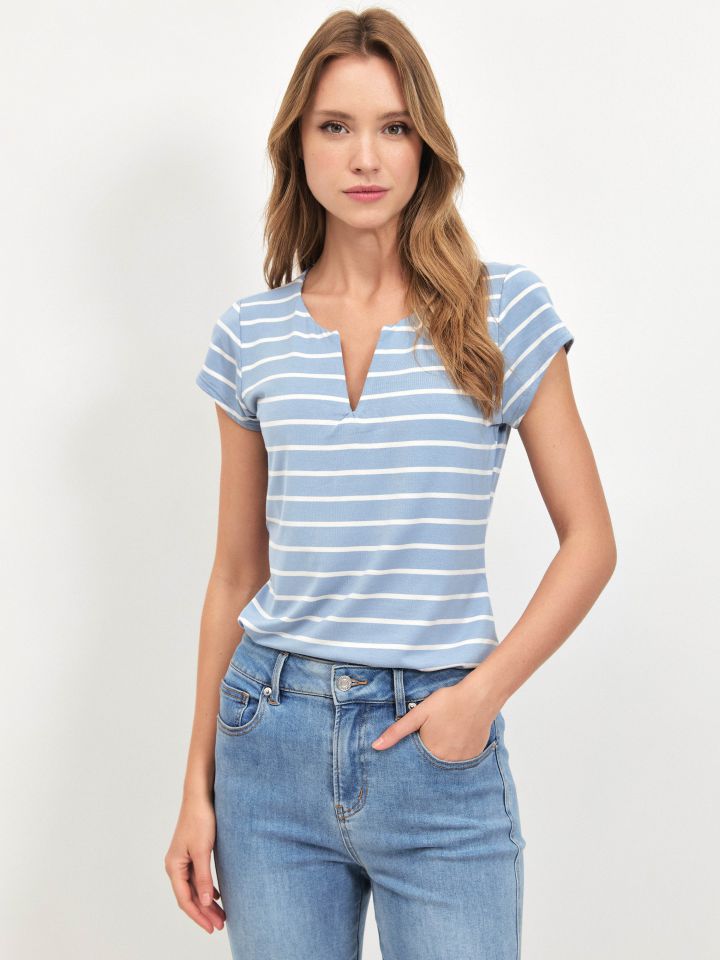 חולצה פסים פתח PROMO V בצבע תכלת