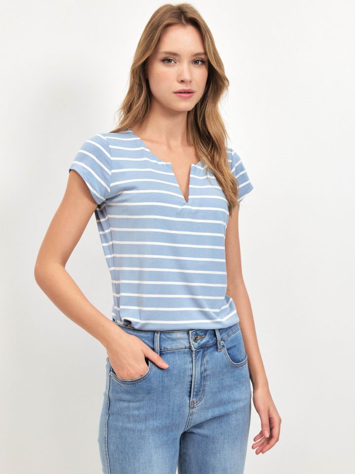 חולצה פסים פתח PROMO V בצבע תכלת