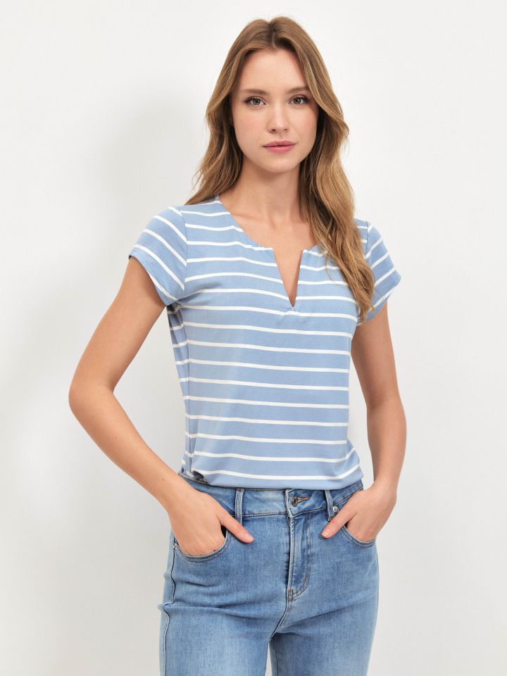 חולצה פסים פתח PROMO V בצבע תכלת