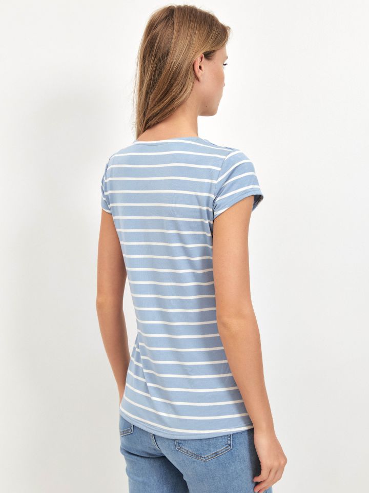 חולצה פסים פתח PROMO V בצבע תכלת