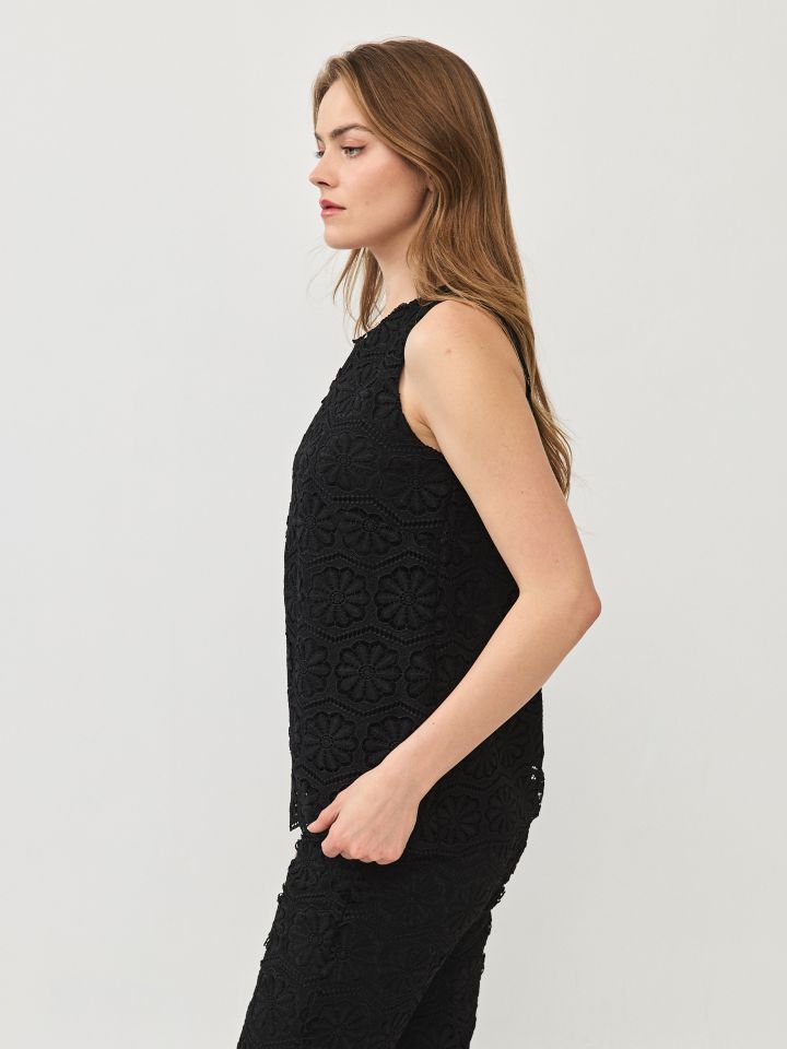 חולצה קרושה בצבע שחור