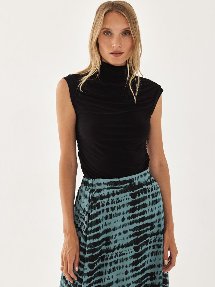 חולצה חצי גולף כיווץ בגב PROMO בצבע שחור