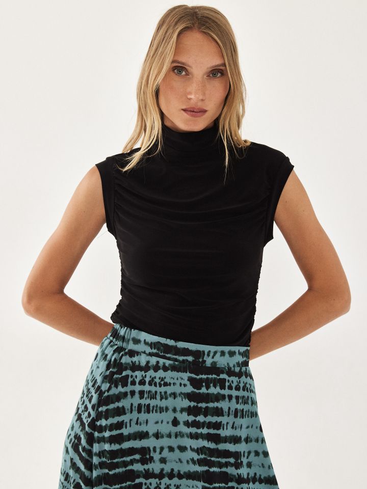 חולצה חצי גולף כיווץ בגב PROMO בצבע שחור