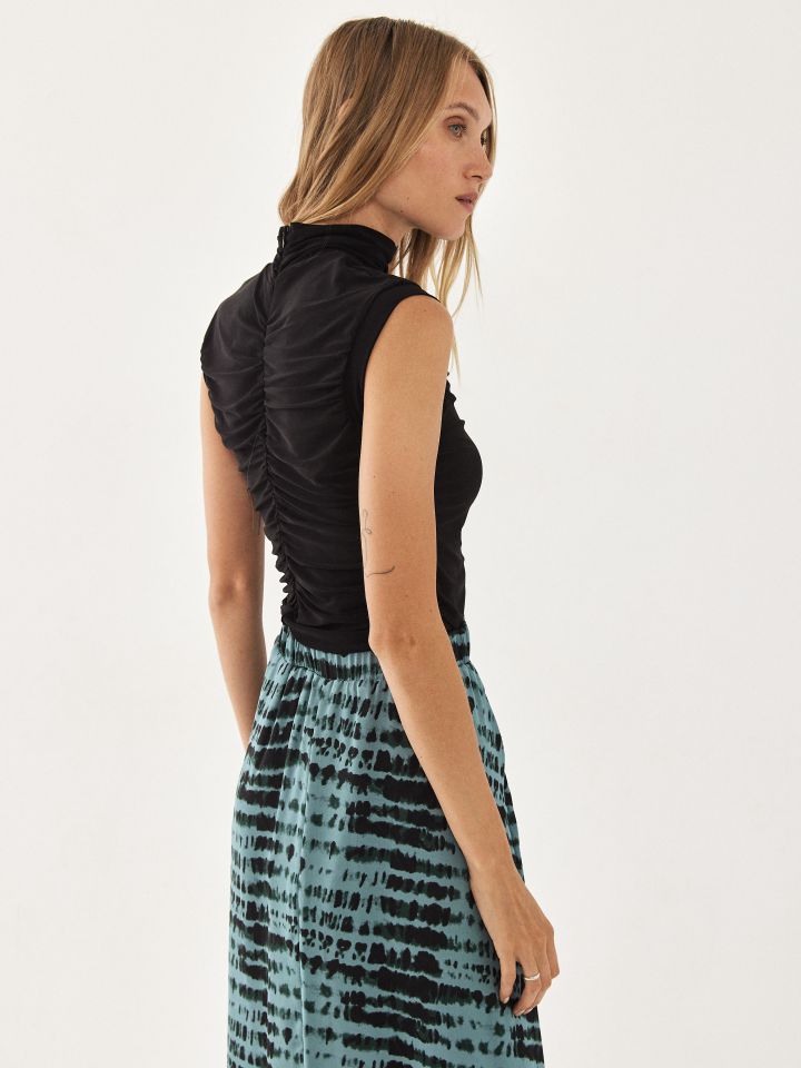 חולצה חצי גולף כיווץ בגב PROMO בצבע שחור