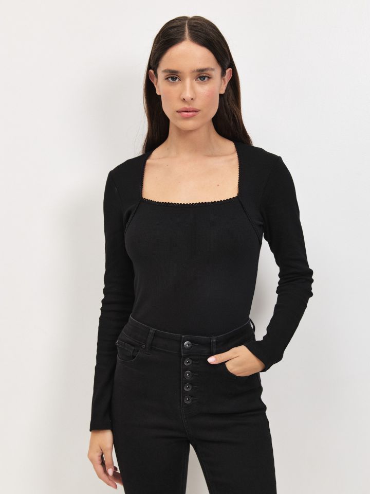 חולצה ריב פתח ברובע PROMO בצבע שחור