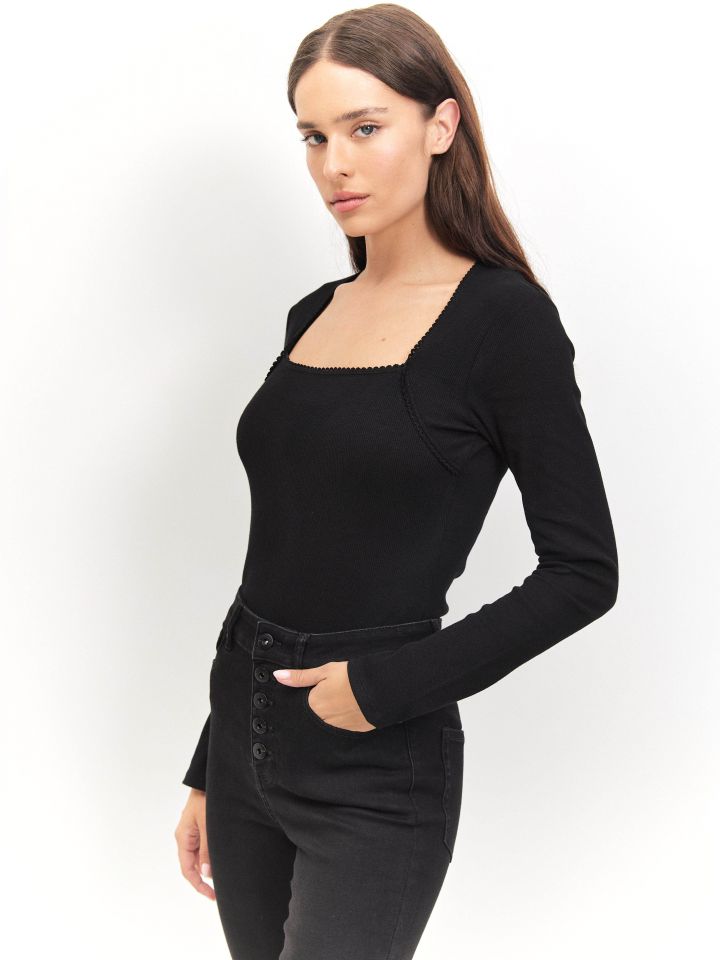 חולצה ריב פתח ברובע PROMO בצבע שחור