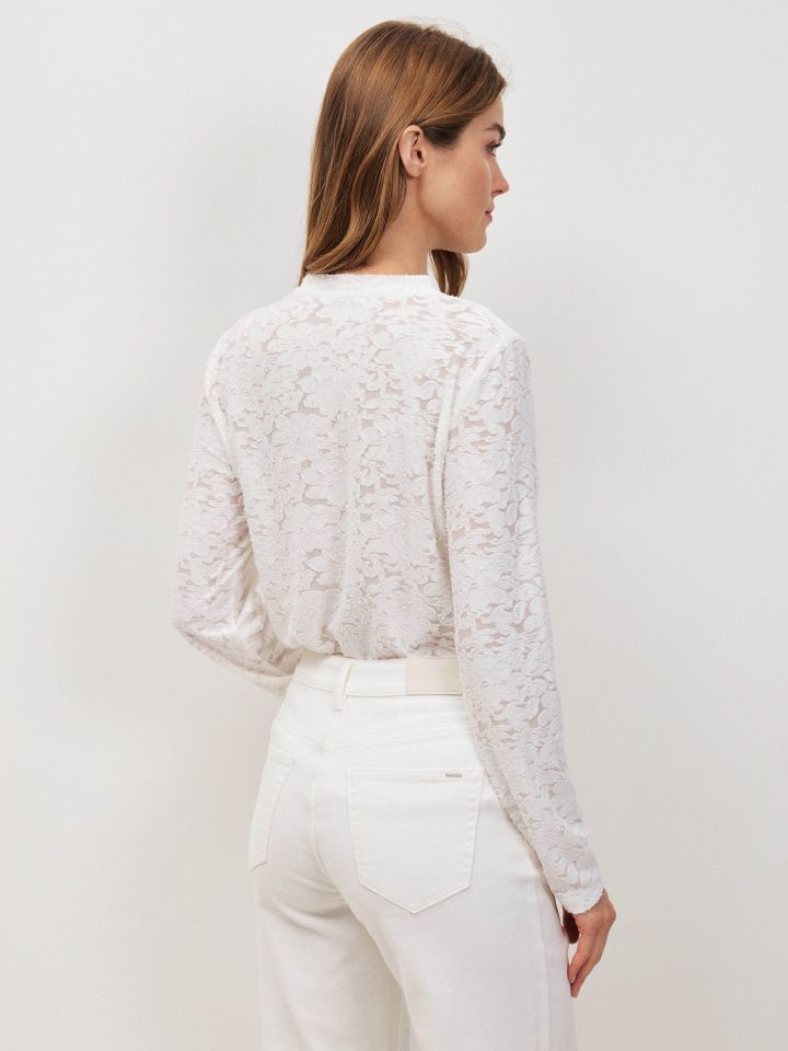 חולצה צרובה ניקי בצבע אופוויט