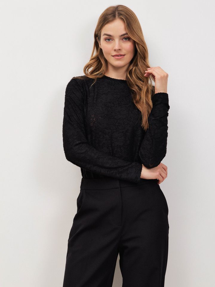 חולצה צרובה ניקי בצבע שחור