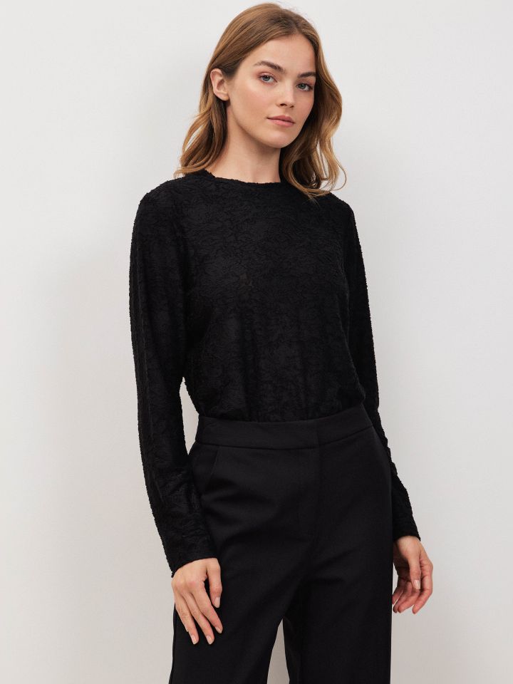 חולצה צרובה ניקי בצבע שחור