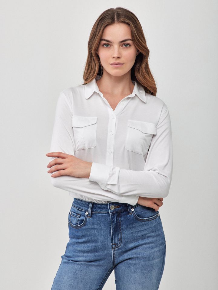 חולצה מכופתרת כיסים בצבע לבן