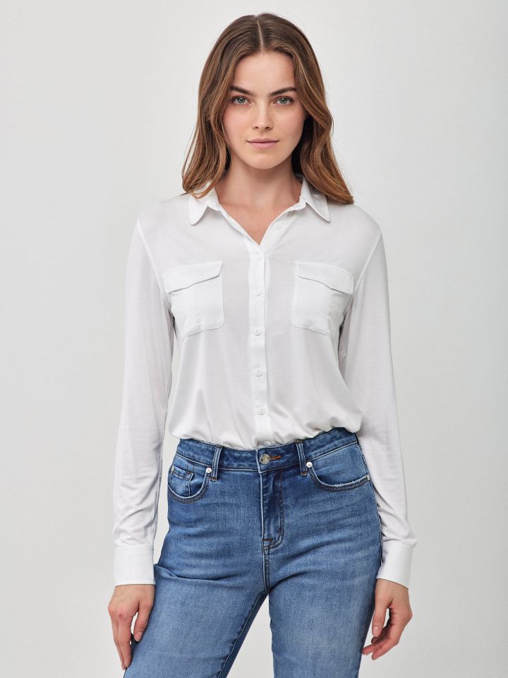 חולצה מכופתרת כיסים בצבע לבן