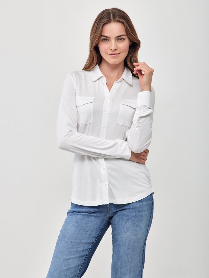 חולצה מכופתרת כיסים בצבע לבן
