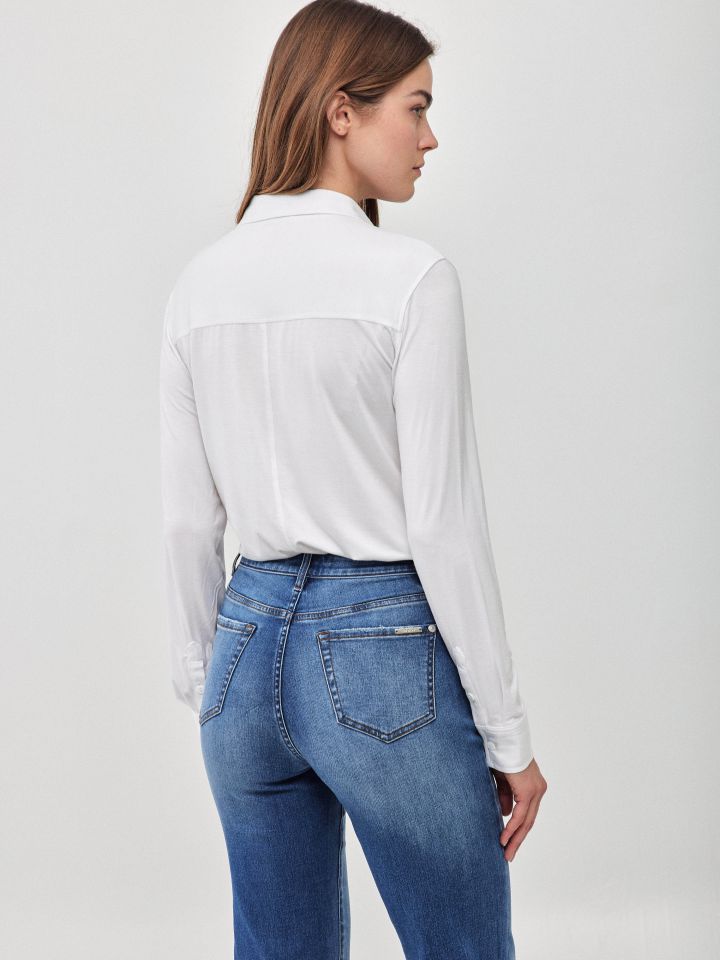 חולצה מכופתרת כיסים בצבע לבן