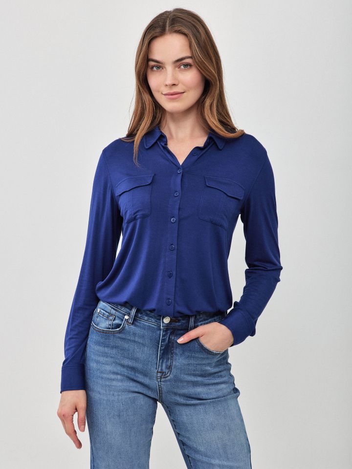 חולצה מכופתרת כיסים בצבע כחול אינדיגו
