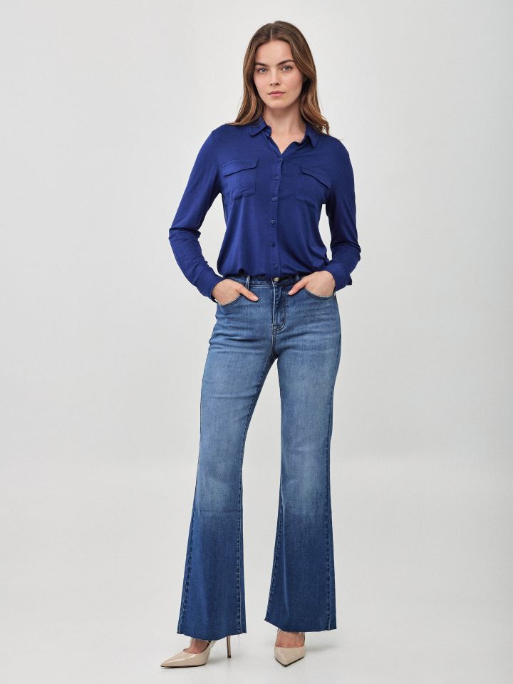 חולצה מכופתרת כיסים בצבע כחול אינדיגו