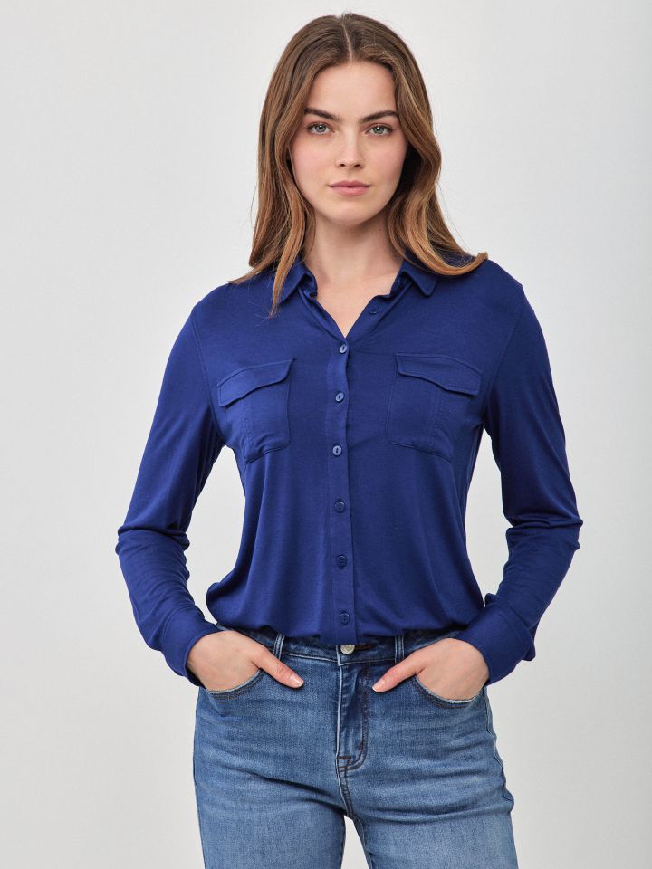 חולצה מכופתרת כיסים בצבע כחול אינדיגו