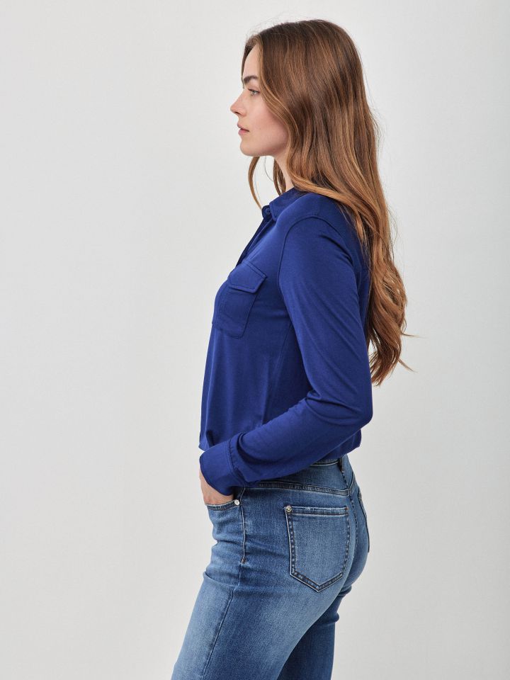 חולצה מכופתרת כיסים בצבע כחול אינדיגו