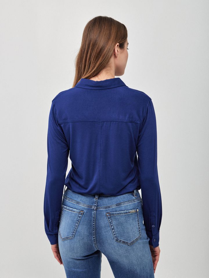 חולצה מכופתרת כיסים בצבע כחול אינדיגו