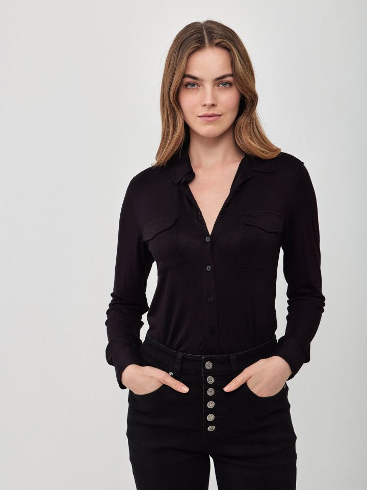 חולצה מכופתרת כיסים בצבע שחור