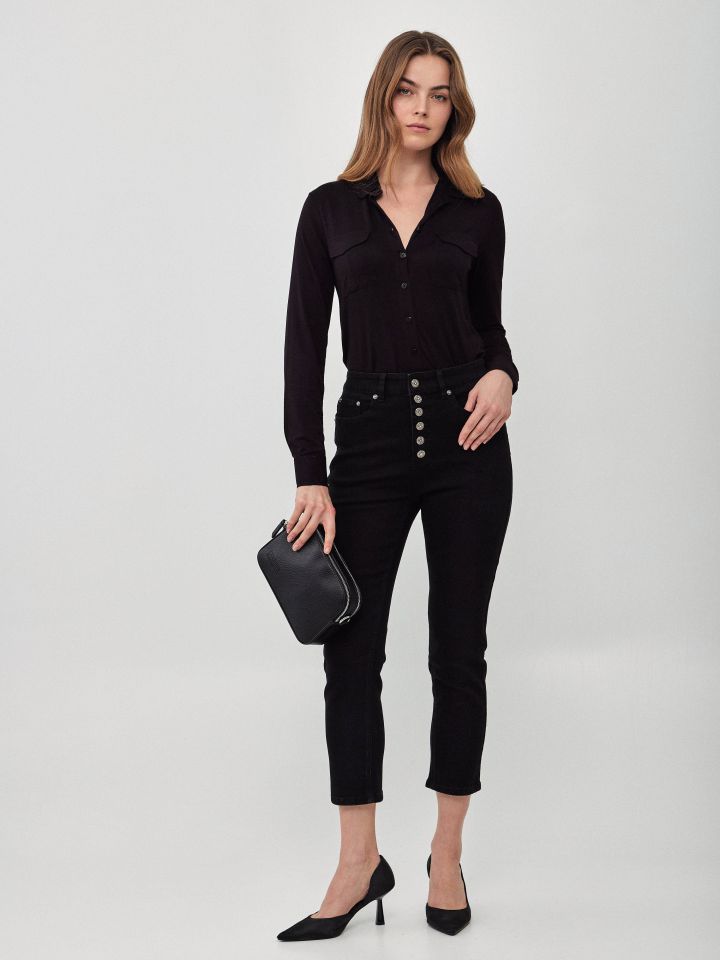 חולצה מכופתרת כיסים בצבע שחור