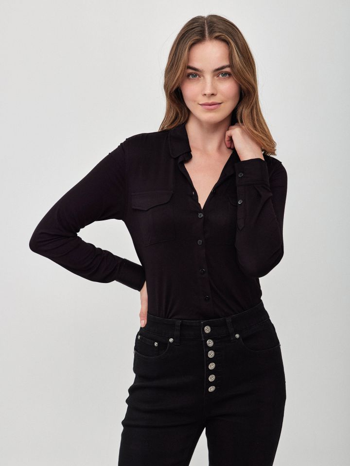 חולצה מכופתרת כיסים בצבע שחור