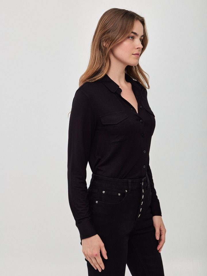 חולצה מכופתרת כיסים בצבע שחור