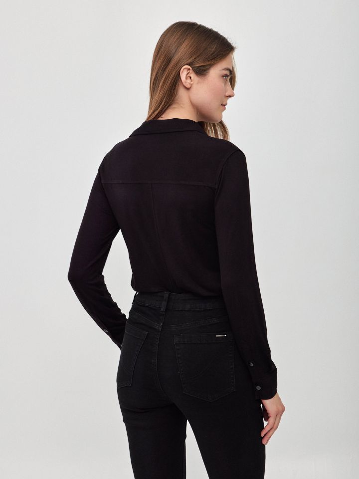 חולצה מכופתרת כיסים בצבע שחור