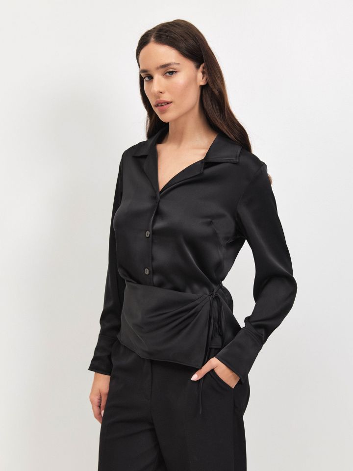 חולצה סטן מעטפה בצבע שחור