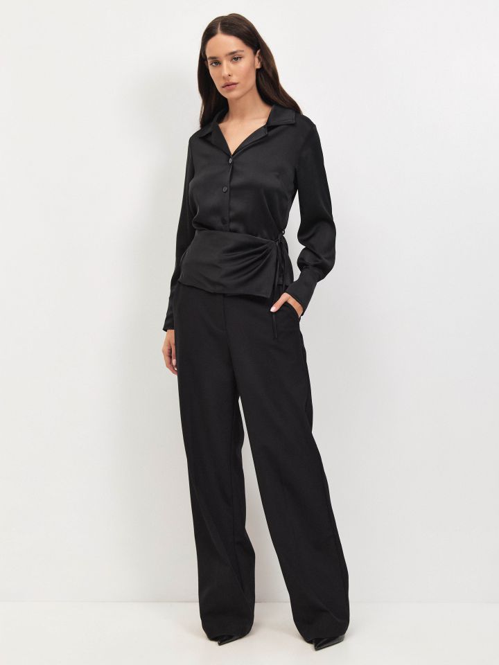 חולצה סטן מעטפה בצבע שחור