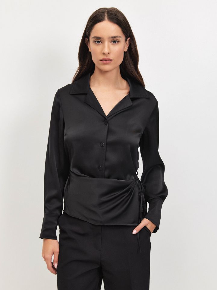 חולצה סטן מעטפה בצבע שחור