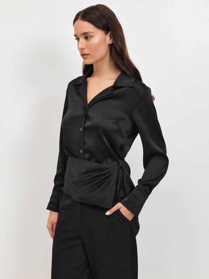 חולצה סטן מעטפה בצבע שחור