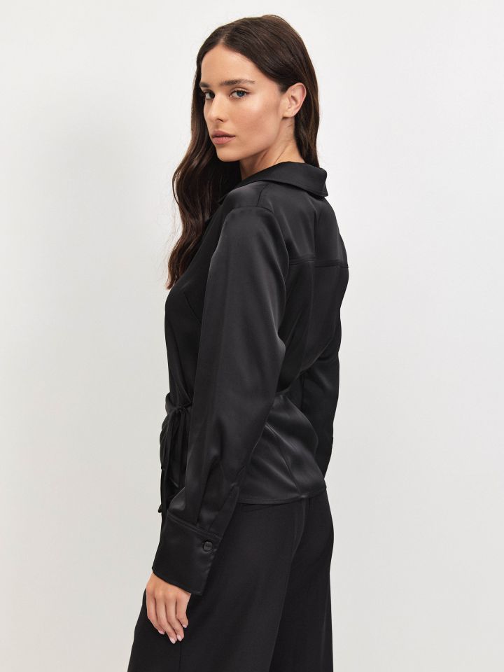 חולצה סטן מעטפה בצבע שחור