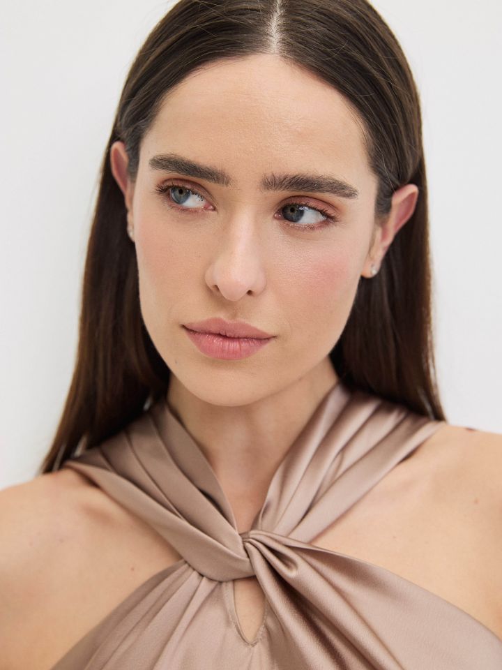 חולצה סטן פתח מסובב בצבע מוקה