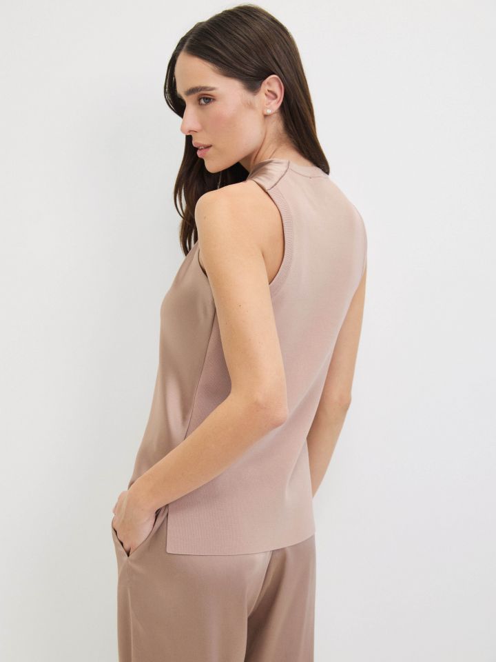 חולצה סטן פתח מסובב בצבע מוקה