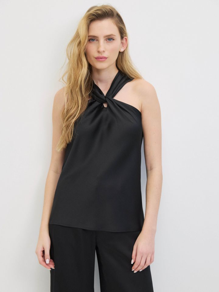 חולצה סטן פתח מסובב בצבע שחור