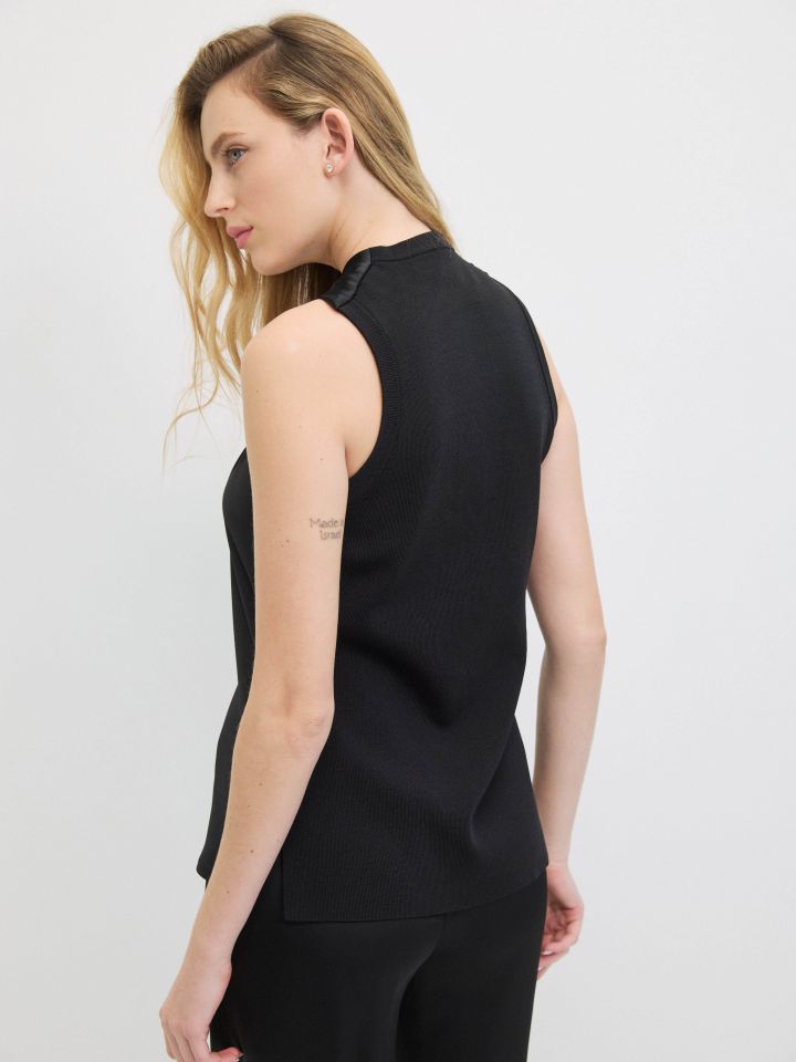 חולצה סטן פתח מסובב בצבע שחור