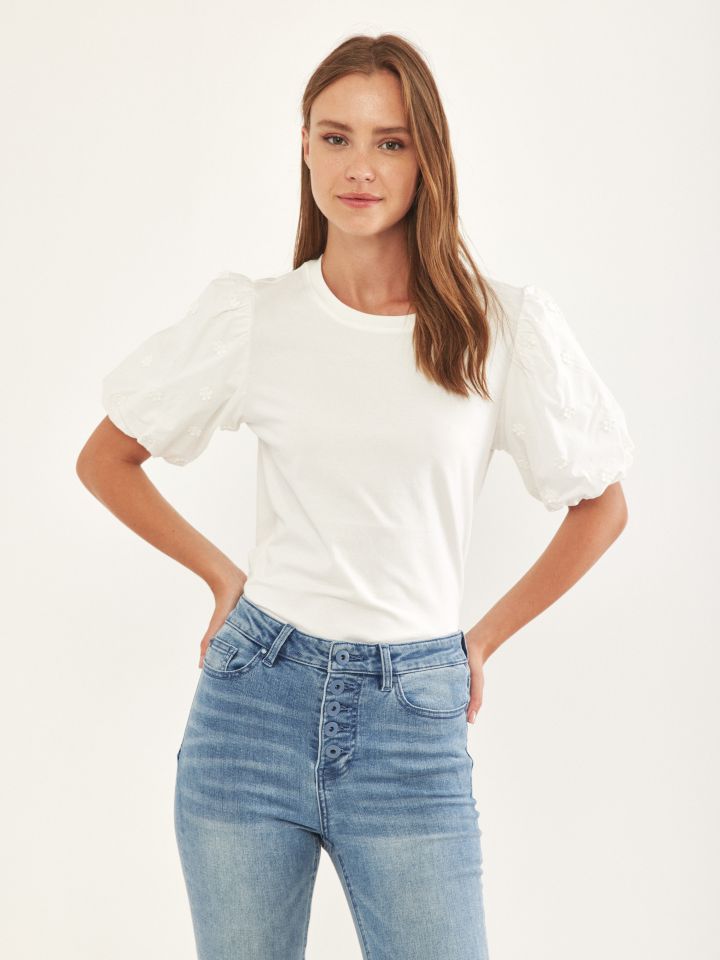 חולצה פרחים על השרוול בצבע אופוויט