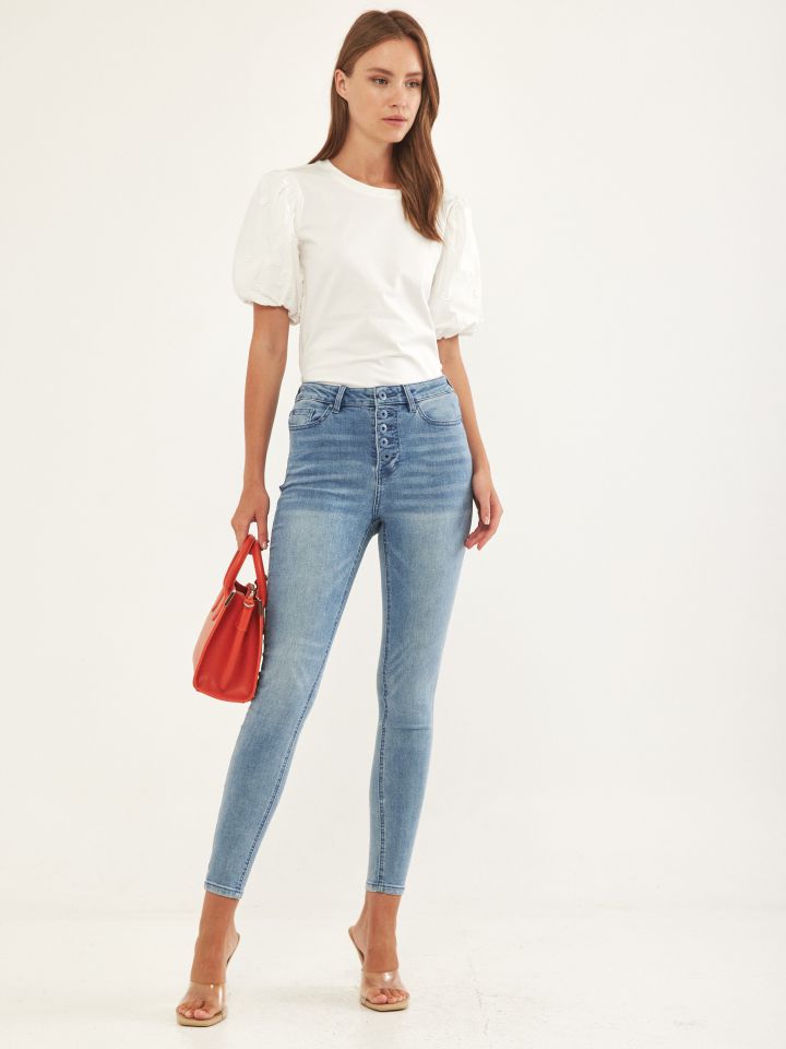 חולצה פרחים על השרוול בצבע אופוויט