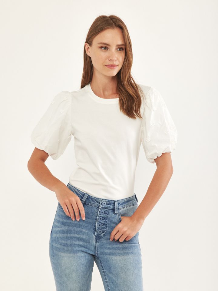 חולצה פרחים על השרוול בצבע אופוויט