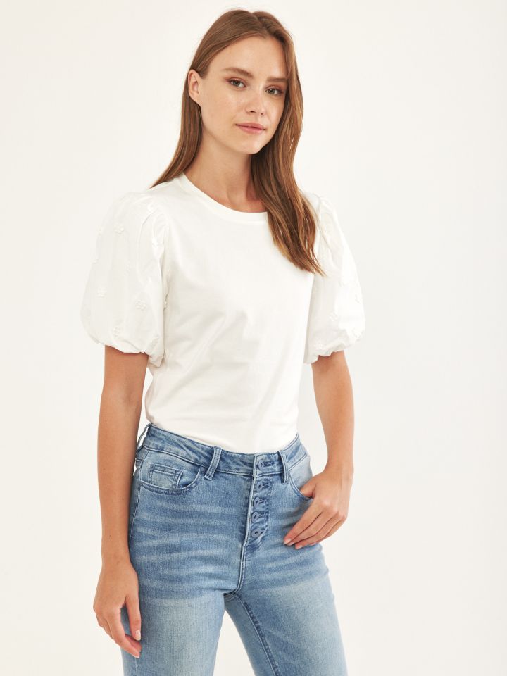 חולצה פרחים על השרוול בצבע אופוויט