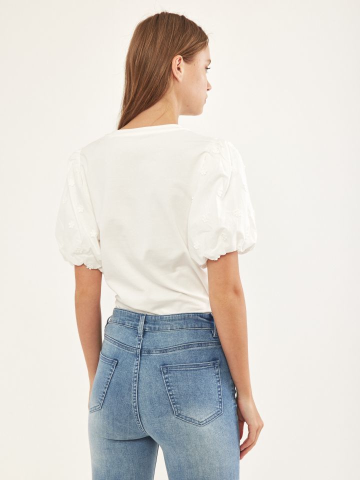 חולצה פרחים על השרוול בצבע אופוויט