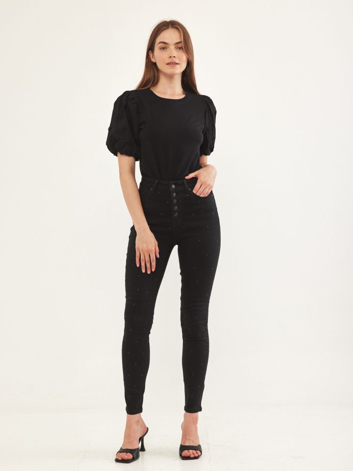 חולצה פרחים על השרוול בצבע שחור