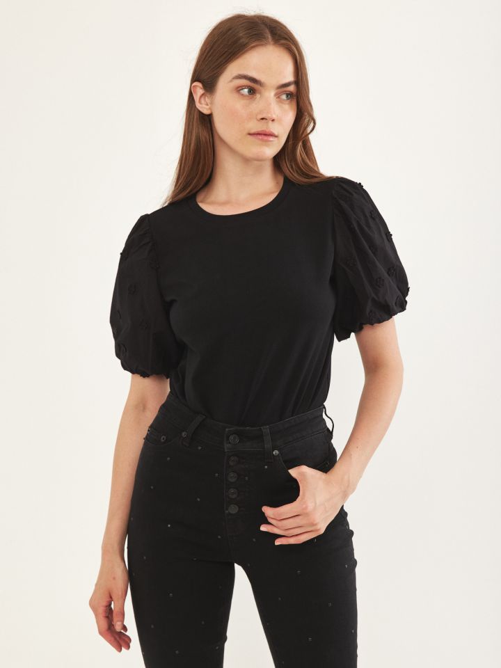 חולצה פרחים על השרוול בצבע שחור