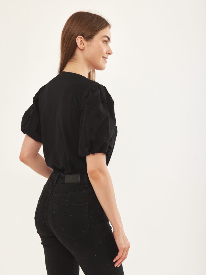 חולצה פרחים על השרוול בצבע שחור